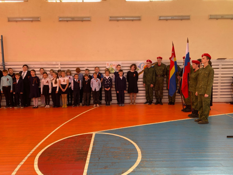 Торжественная линейка, посвященная 79-летию Победы в Великой Отечественной войне в здании п. Константиновка .