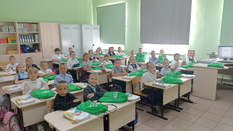 Наши довольные первоклассники с подарками от ООО "Корнево".
